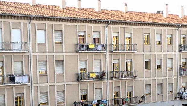 Balcones teñidos de amarillo en Lavapiés