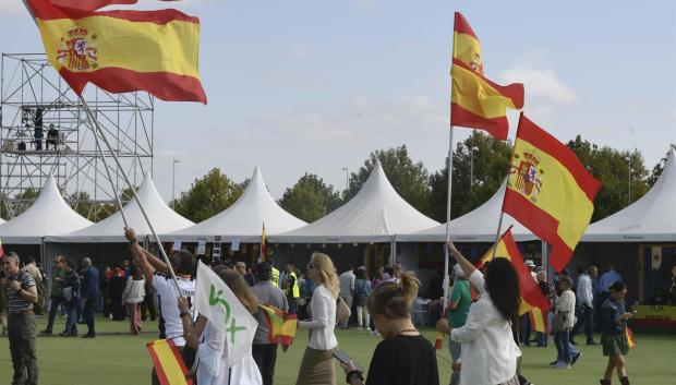 Miles de banderas españolas y de Vox han llenado el recinto MadCool de Valdebebas, Madrid, donde el partido ha celebrado un multitudinario evento