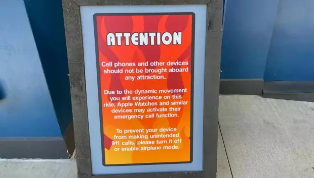 Aviso en un parque de atracciones para desactivar el Apple Watch antes de subir a una atracción