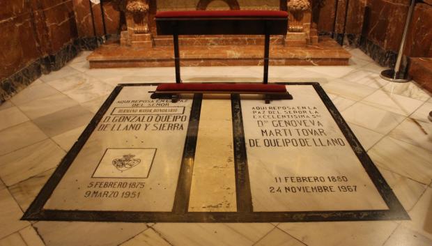 Lápidas de Queipo de Llano y su esposa, en la Basílica de la Macarena