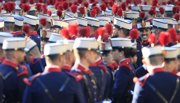 Guardias reales aguardan para participar en el desfile del Día de la Fiesta Nacional