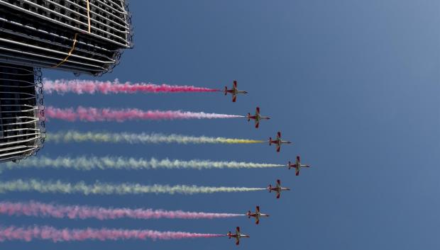 La Patrulla Águila dibuja la bandera de España en el cielo durante el desfile del Día de la Fiesta Naciona