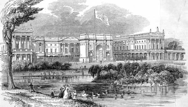 El palacio en 1842, en el que se muestra el arco Marble, que servía como entrada ceremonial al palacio. Se trasladó al ala este construida en 1847