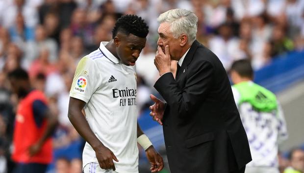 Ancelotti da instrucciones a Vinicius