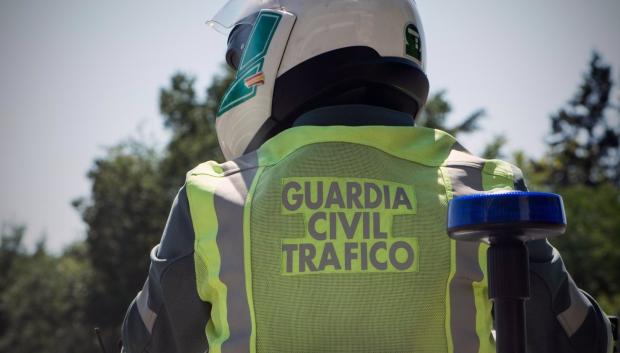 Un agente de Tráfico de la Guardia Civil de Huelva