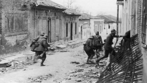 Soldados franquistas asaltando un barrio, marzo de 1937