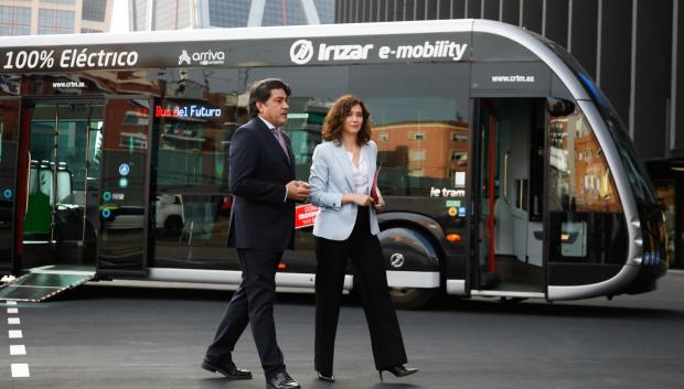 La presidenta de la Comunidad de Madrid, Isabel Díaz Ayuso (d), asiste junto al Consejero de Transportes, David Pérez (i), a la presentación del Bus de Uso Prioritario (BUP), este martes en Madrid