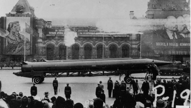 Fotografía de referencia de la CIA de un misil balístico soviético de medio alcance (SS-4 en documentos estadounidenses, R-12 en documentos soviéticos) en la Plaza Roja de Moscú