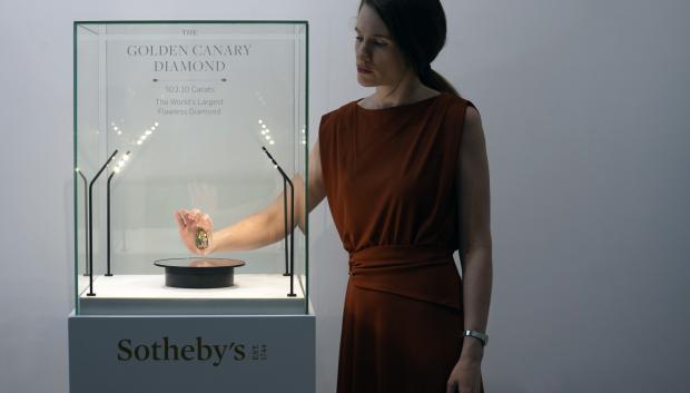 El diamante 'Golden Canary' expuesto en la sede de Sotheby's de Dubái