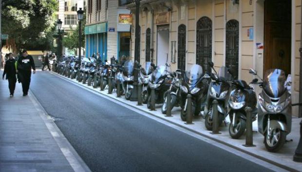 45 euros al mes por aparcar así la moto en la calle