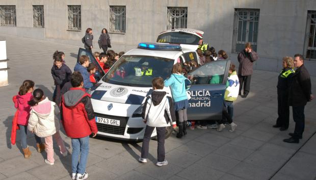 La Policía Municipal incrementa su presencia en los entornos escolares