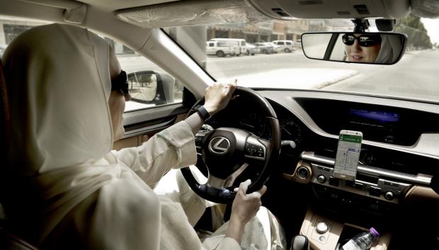 Una mujer conduciendo en 2018 en Arabia Saudí