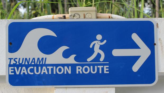 Señal que indica la ruta de evacuación que debe seguirse en caso de tsunami