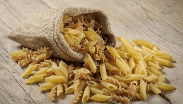 .FOOD,ALIMENT,HEALTH,MACRO,CLOSE-UP,MACRO ADMISSION,CLOSE UP VIEW,CLOSEUP,WATER,MEDITERRANEAN,SALT WATER,SEA,OCEAN,TRADITIONAL,SPAGHETTI,NOODLES,RAW,FLOUR,ITALIAN,DISH,MEAL,BAG,JUTE,PASTA,VARIETY,VEGETARIAN,WOODEN,BUNCH,ORGANIC,UNCOOKED,NUTRITION,MACARONI,INGREDIENT,TABLE,BACKDROP,BACKGROUND,FRESH,YELLOW,HEALTHY,NATURAL,MACCHERONI,PENNE,FUSILLI,WHOLEMEAL FLOUR