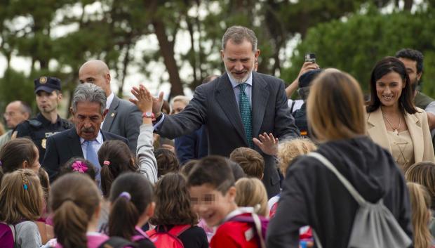 El Rey saluda a un grupo de niños antes de presidir el Foro en Santander