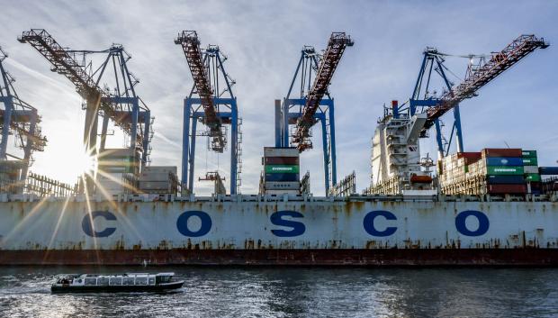 El buque 'COSCO Pride' de China en el puerto de Hamburgo