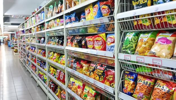 Productos de 'snack' en los lineales de un supermercado