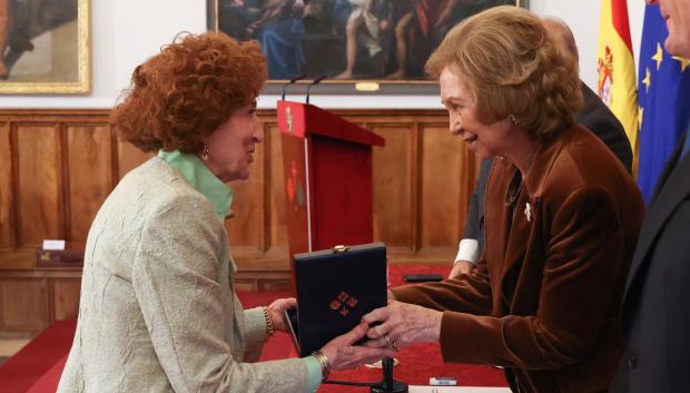 La Reina Sofía haciendo entrega del premio a Carmen Iglesias, directora de la Real Academia de la Historia