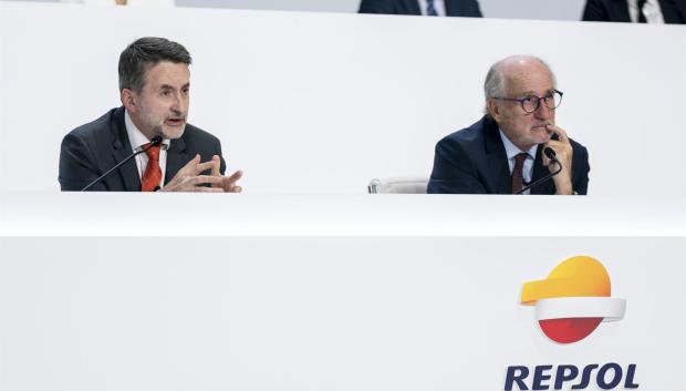 l consejero delegado de Repsol, Josu Jon Imaz, y el presidente de Repsol, Antonio Brufau
