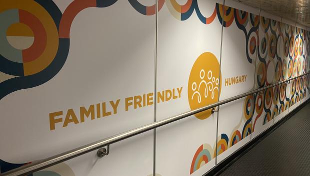 Campaña `Family friendly Hungary´, en el aeropuerto de Budapest