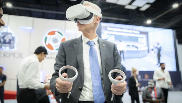Jürgen Stock, secretario general de Interpol probando las gafas de realidad virtual