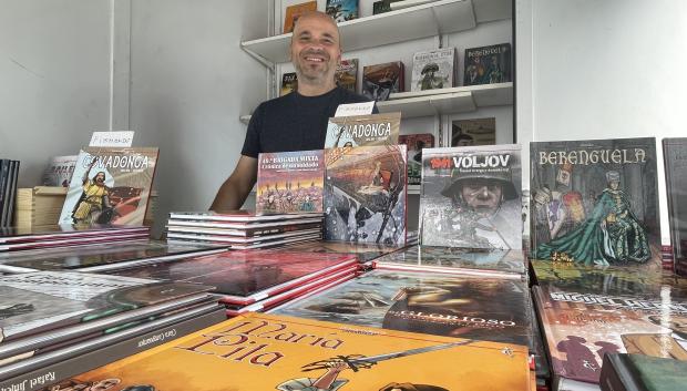 El director de Cascaborra Ediciones, en la feria del cómic coruñesa