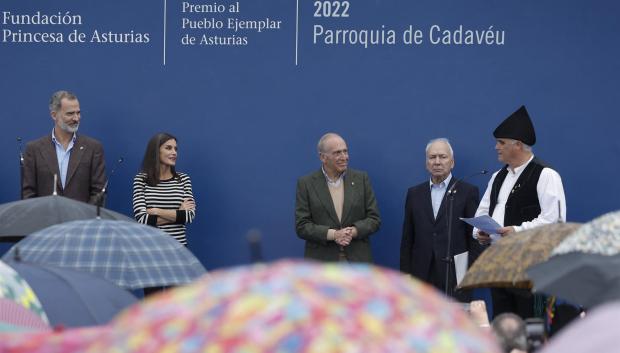 Los Reyes Felipe VI y Letizia escuchan una de las intervenciones durante el acto de entrega del premio al pueblo ejemplar de Asturias a la parroquia de Cadavedo