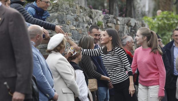 La Reina Letizia y la Princesa Leonor saludan a los habitantes de Cadavedo durante su visita