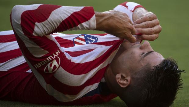 Álvaro Morata, tumbado sobre el césped, tras lesionarse en el duelo ante el Cádiz