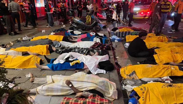 Cadáveres cubiertos con mantas en las calles de Itaewon, un barrio de la capital surcoreana