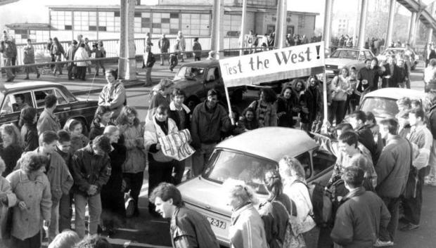 Los ciudadanos de la RDA son bienvenidos en Bösebrücke , 10 de noviembre de 1989