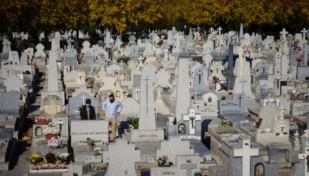 Día de Todos los Santos de 2020 en el cementerio de La Almudena (Madrid)