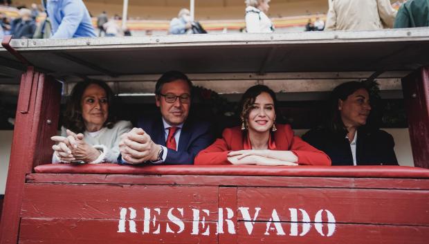 La presidenta de la Comunidad de Madrid, Isabel Díaz Ayuso, en la corrida goyesca en Las Ventas