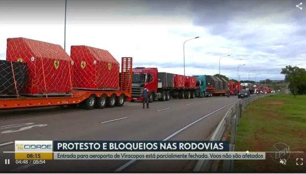 Camiones de Ferrari paralizados por las protestas bolsonaristas en Brasil