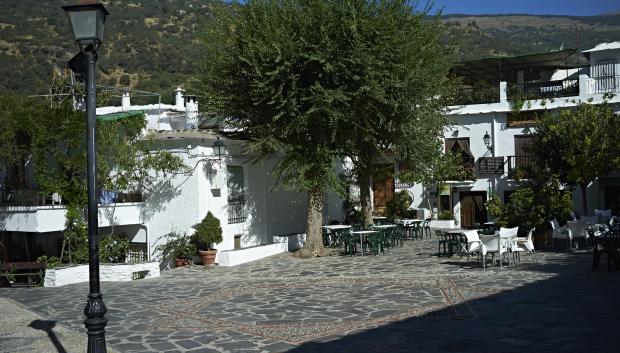 Calle y casas del pueblo de Pampaneira. Alpujarra de Granada, España.