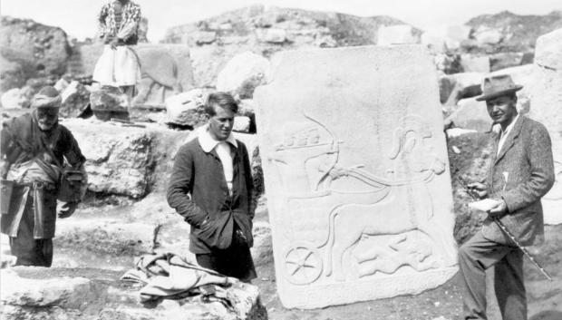 Artefacto hitita temprano encontrado por Lawrence y Woolley (derecha) en Carchemish