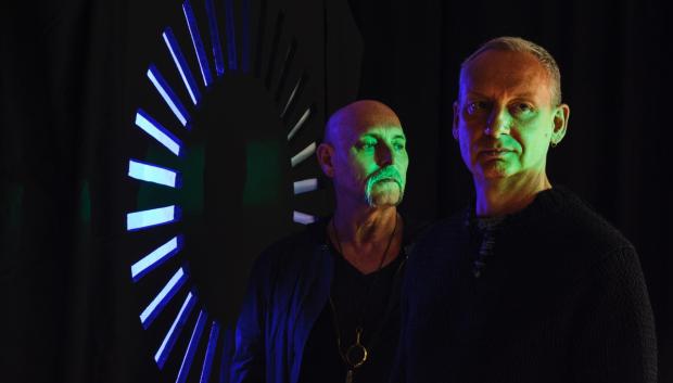 Los hermanos británicos Paul y Phil Hartnoll conforman el duo musical Orbital, referente electrónico de los 90