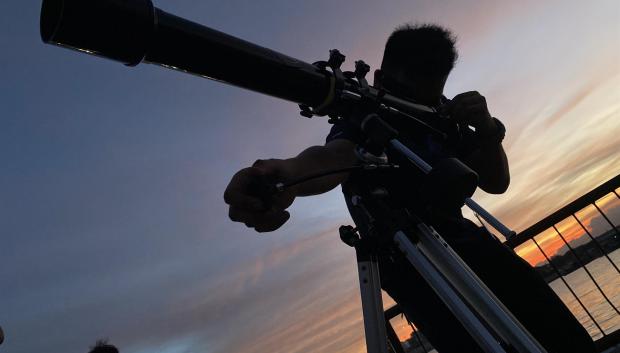 Un observador del cielo filipino usa un telescopio para ver el eclipse lunar total en Manila, Filipinas