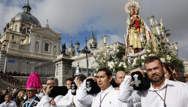 Varios fieles cargan a hombros la imagen de la Virgen de La Almudena a su salida de la catedral