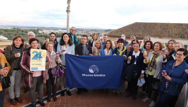 Voluntarios de la campaña de Manos Unidas con el canónigo Agustín Moreno