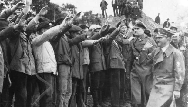 Los trabajadores del Muro Oeste saludan a Adolf Hitler durante su visita en octubre de 1938