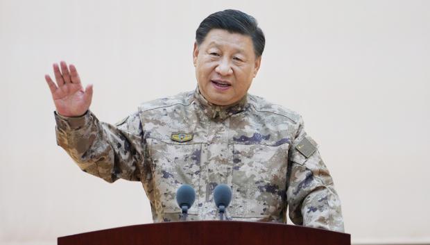 Xi Jinping con uniforme militar