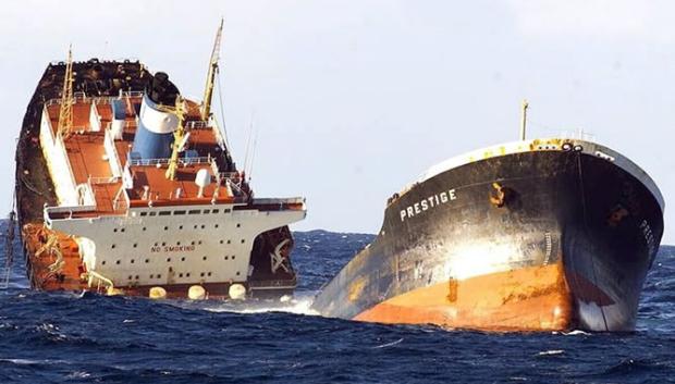 El Prestige en el momento del hundimiento