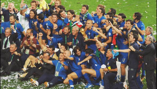 La selección italiana celebrando su cuarta Copa del Mundo
