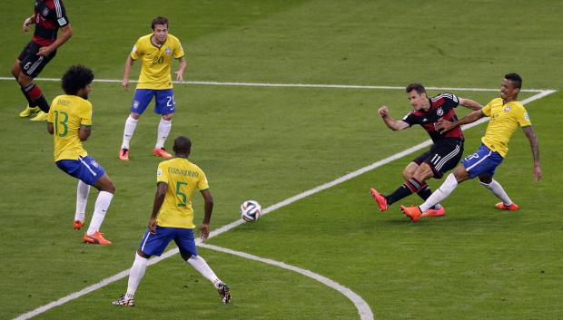 Miroslav Klose dispara a puerta frente a Brasil en la Copa del Mundo, 2014