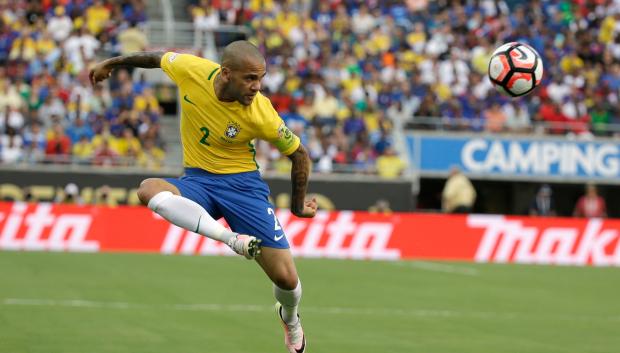 Dani Alves en un partido de la Copa América con Brasil