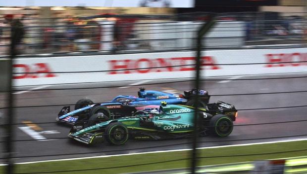Fernando Alonso y Sebastian Vettel a punto de llegar a línea de meta en el Gp de Japón 2022