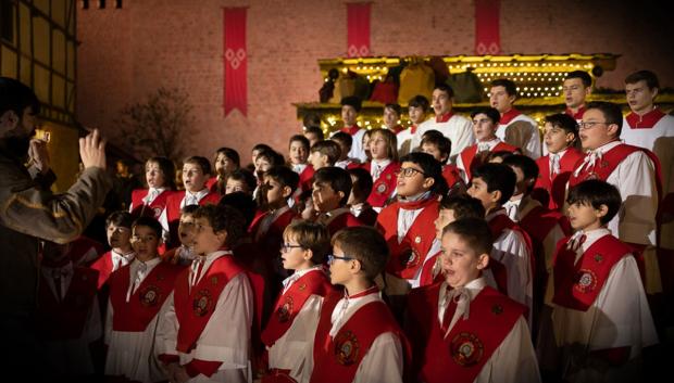 niños cantando villancicos