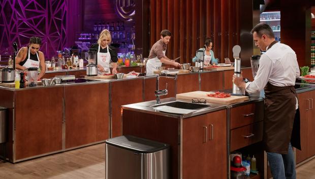 Los cuatro finalistas intentan seguir el ritmo en las cocinas del chef Oriol Castro, durante la final de MasterChef Celebrity 7
