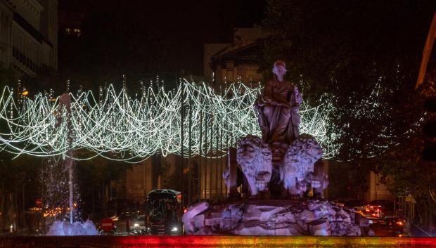 La fuente de la Diosa Cibeles luce el alumbrado navideño que se ha encendido este jueves